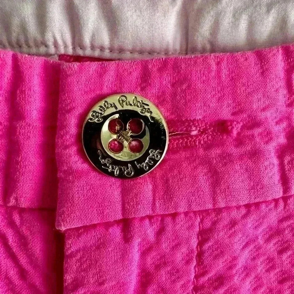 77. LILLY PULITZER PINK SCALLOPED “BUTTERCUP STRETCH” SHORTS- SIZE 00 - Picture 6 of 8